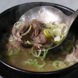 [엠픽] 맑고 시원한 국물과 듬뿍넣은 소고기 사태 나주곰탕